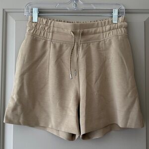 Lululemon Athletica Softsreme High-Rise Short 4” - Tan color
